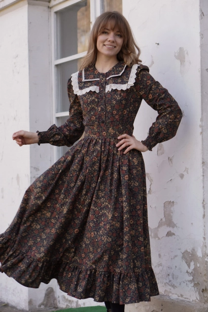 sukienka bawełniana w kwiaty w stylu retro, z podwójnym kołnierzem, koronką i falbanka