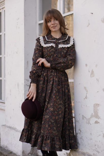 sukienka bawełniana maxi, w stylu retro, z podwójnym kołnierzem zakończona koronką i falbanką