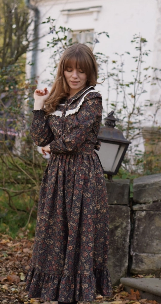 sukienka bawełniana maxi, w stylu retro, z podwójnym kołnierzem zakończona koronką i falbanką